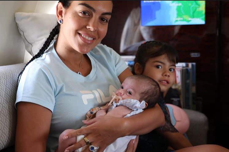 Georgina Rodríguez mostra a bebê com Cristiano Ronaldo