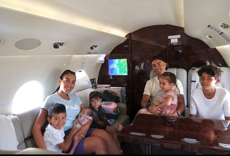 Cristiano Ronaldo posa com Georgina Rodríguez e os cinco filhos em jatinho