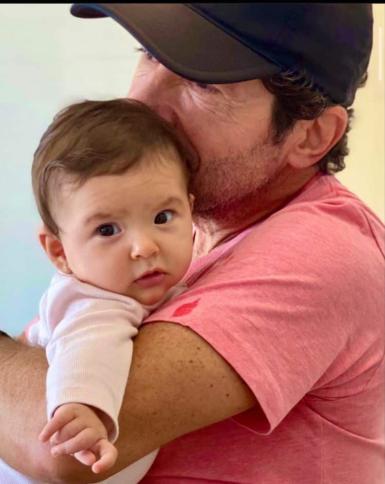 Daniel posa com a bebê e se declara