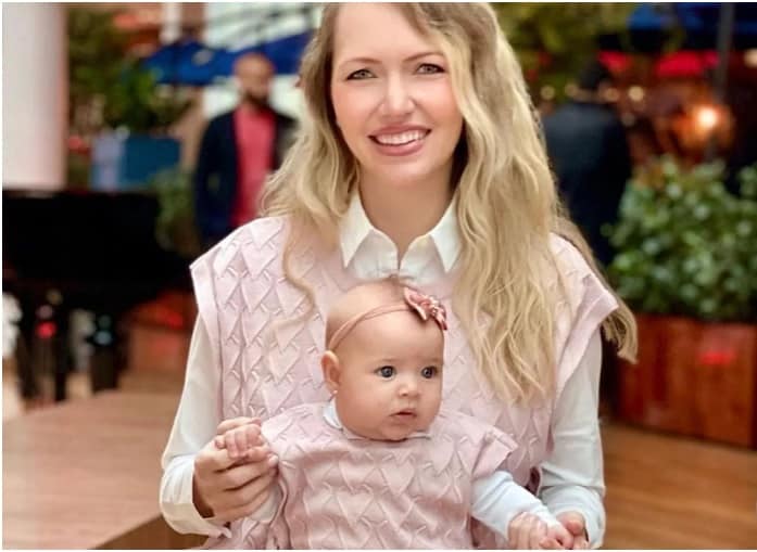 Esposa de Edson Celulari publica foto usando roupa igual a filha de 3 meses e surpreende