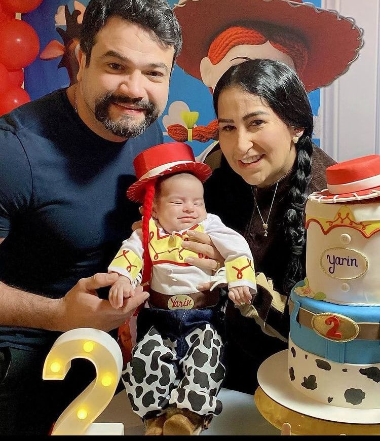 Fabíola Gadelha posa com o marido e a bebê em festa