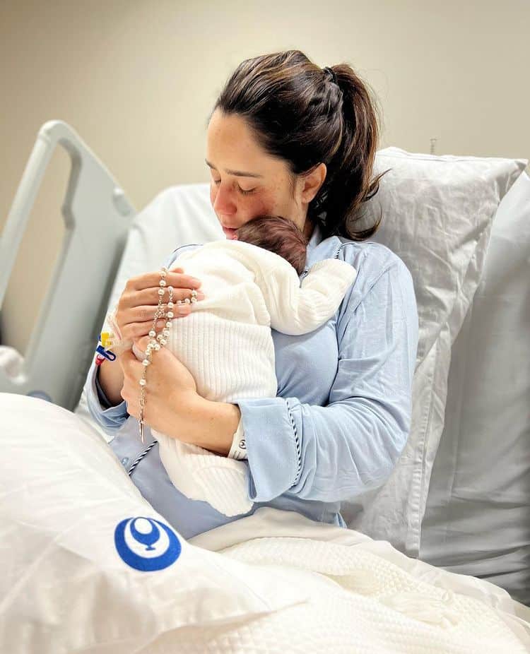 Fernanda Vasconcellos posa com seu bebê nos braços