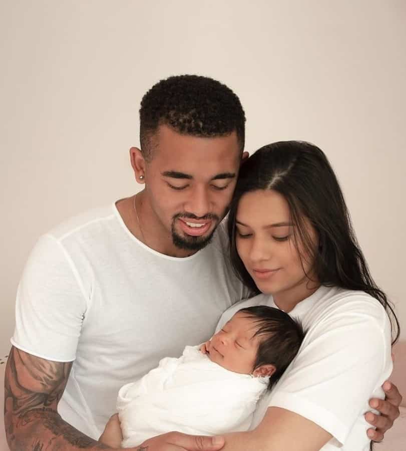 O jogador Gabriel Jesus e a influenciadora Raiane Lima mostraram o ensaio newborn da filha