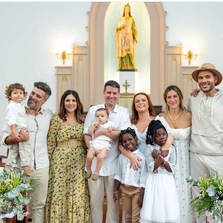 Giovanna Ewbank participa de batizado com os filhos e marido