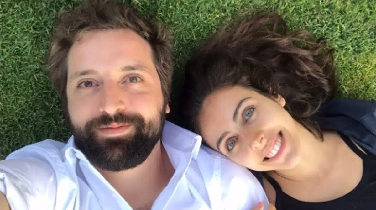 Gregório Duvivier anuncia que será pai pela 2ª vez e esposa exibe barriga
