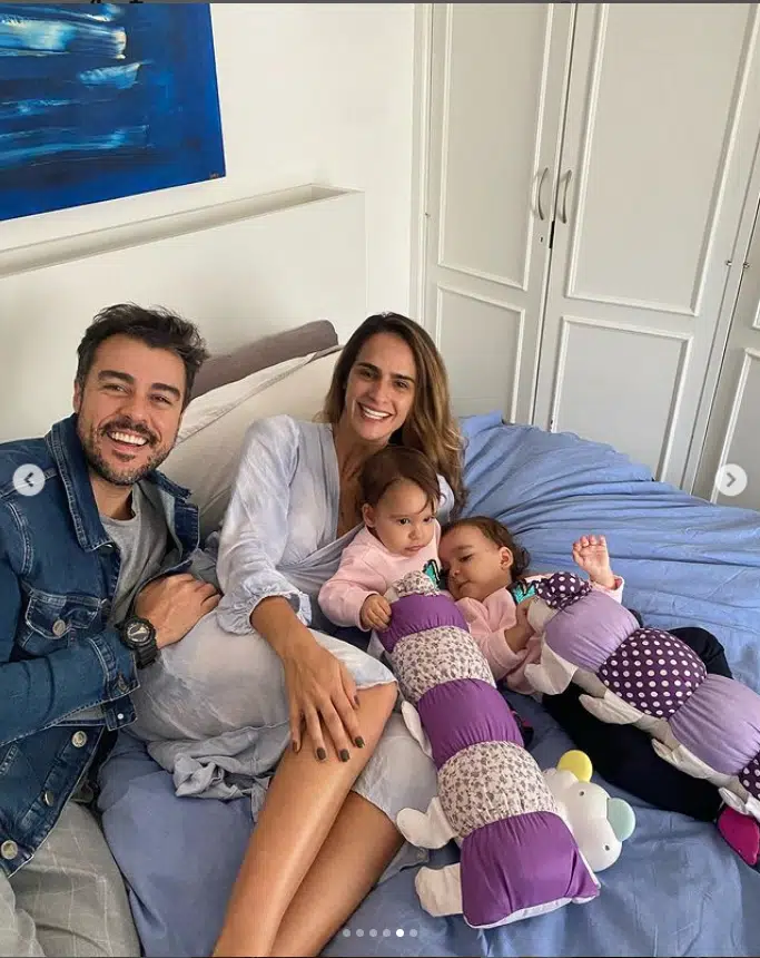 Joaquim Lopes e Marcella Fogaça posam com as bebês e impressionam
