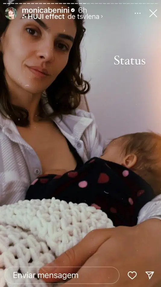 A pequena Lara, bebê de Junior Lima e Monica Benini, no colo da mamãe 