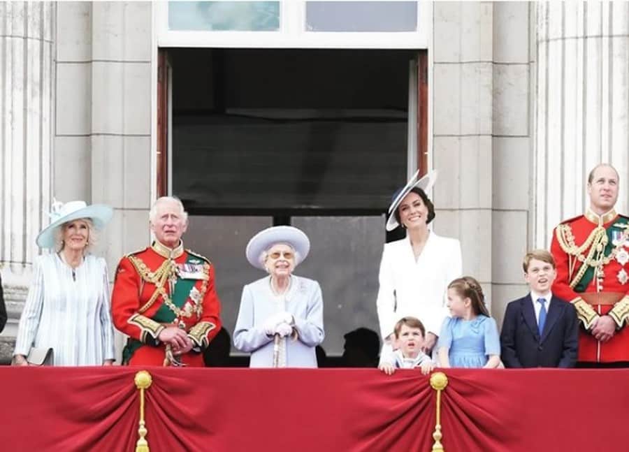 Os filhos de Kate Middleton e William em um evento oficial da Família Real com a Rainha Elizabeth II