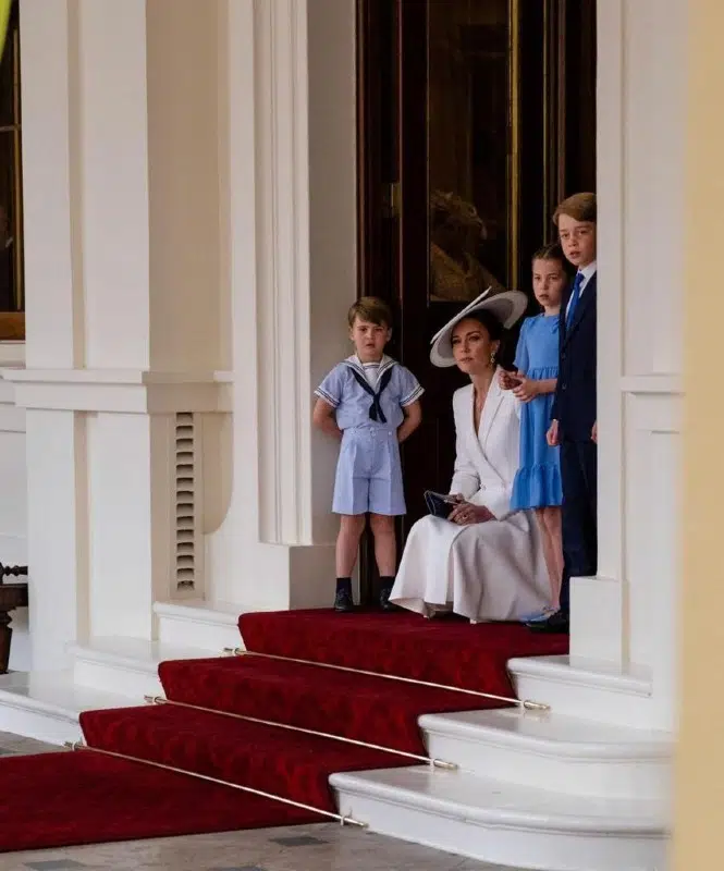 A duquesa Kate Middleton nas escadarias com George, Charlotte e Louis, no Jubileu de Platina