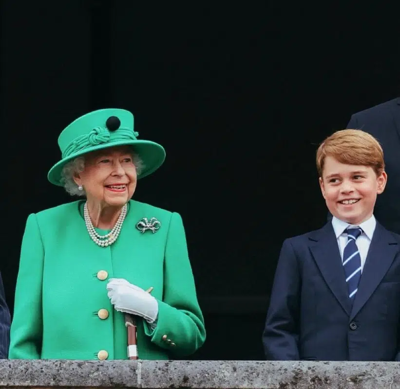George, filho de Kate Middleton e William, junto com a bisavó, a Rainha Elizabeth II