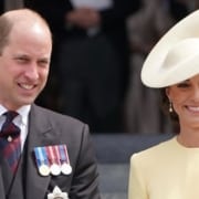 Kate Middleton aparece cozinhando com seus filhos com o príncipe William