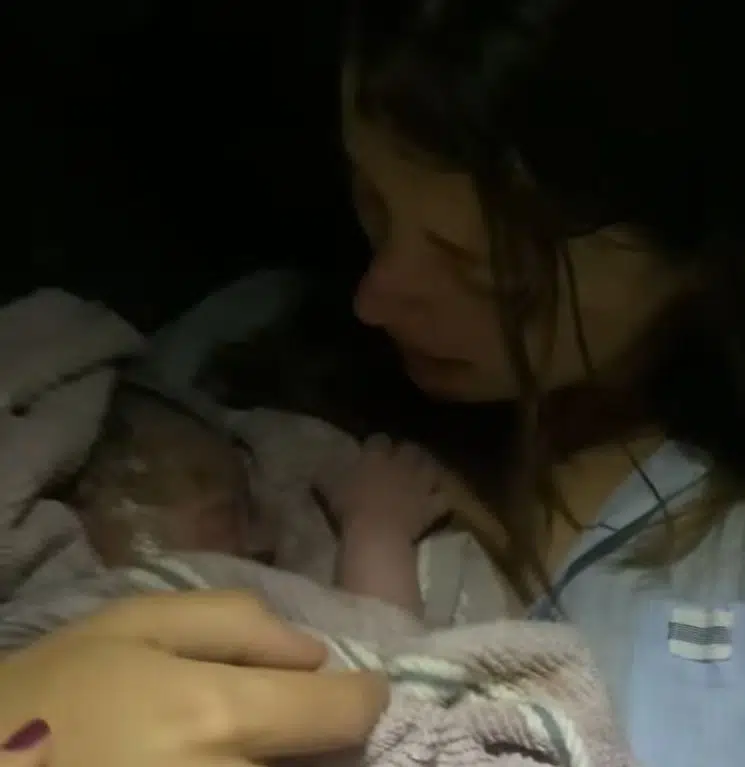 Leandro Lima mostra seu bebê após parto dentro do carro