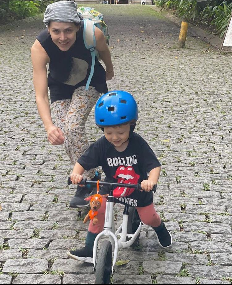 Leticia Colin mostra o filho brincando na bicicleta