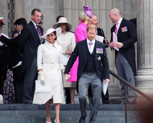 Meghan Markle e príncipe Harry mostram o rosto da filha pela 1ª vez