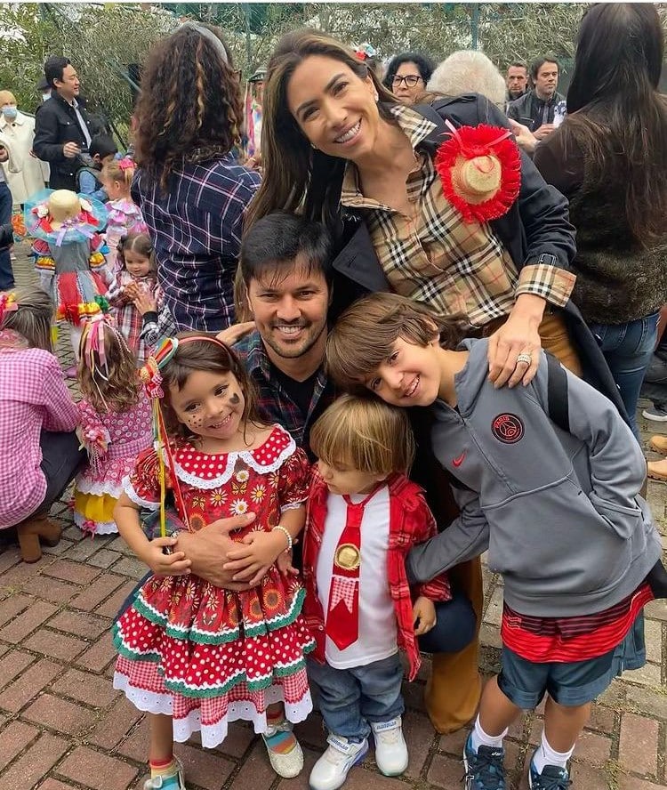 Patrícia Abravanel posa com o marido e filhos em festa junina