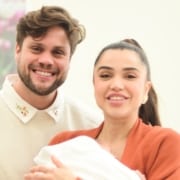 Paula Amorim e Breno Simões deixam a maternidade com seu recém-nascido