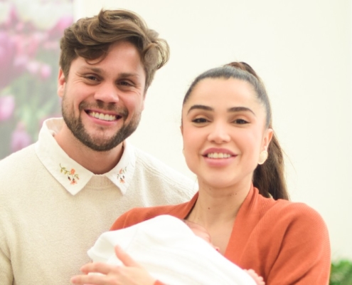 Paula Amorim e Breno Simões deixam a maternidade com seu recém-nascido