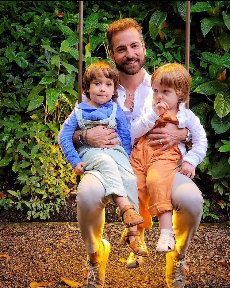 Thales Bretas posa com os filhos dele e de Paulo Gustavo