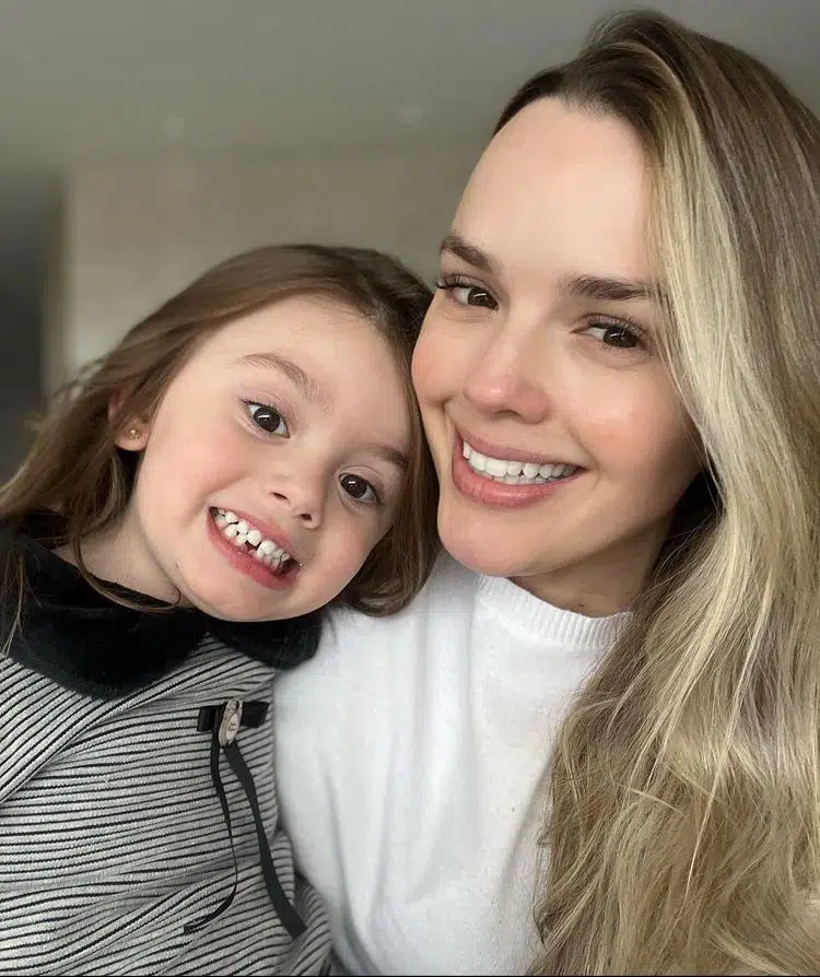 Thaeme mostra a filha após perder um dente