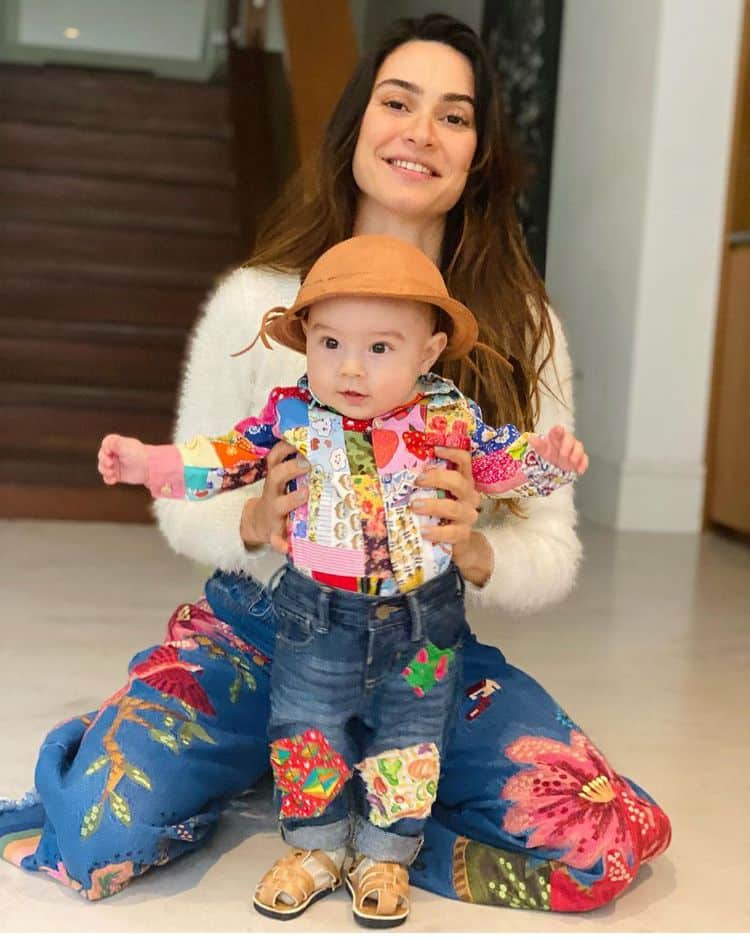 Thaila Ayala posa com o filho usando roupa igual de Renato Goés