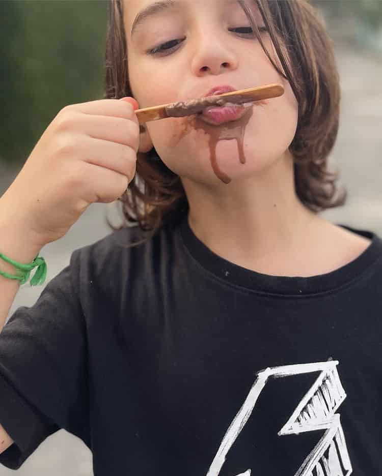 Alinne Moraes faz lindo registro do filho saboreando um picolé