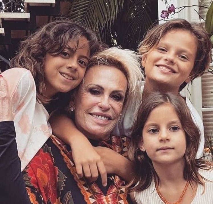 Ana Maria Braga posa com os netos e se declara