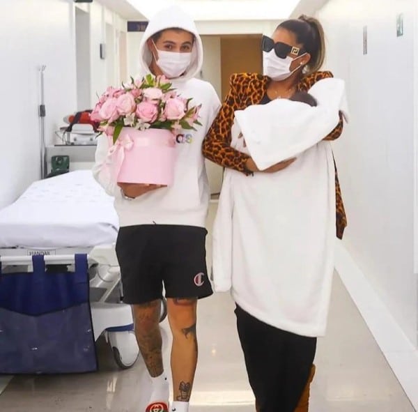 Biel e Tays Reis deixando a maternidade com sua bebê
