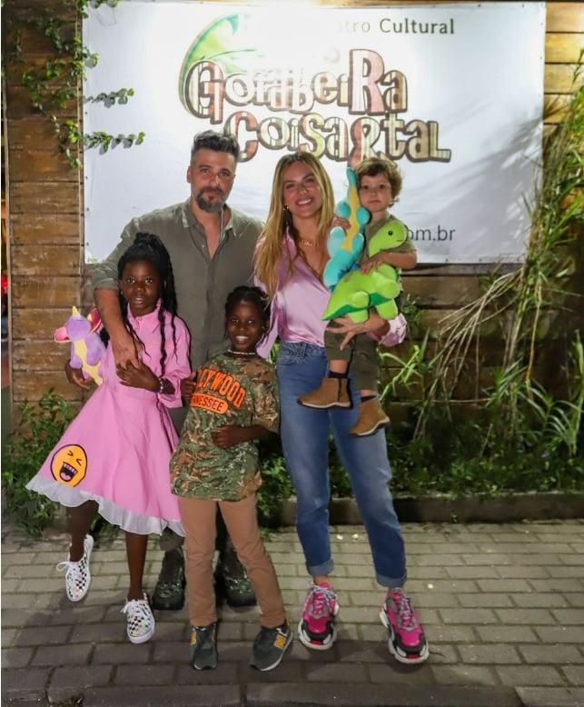 Bruno Gagliasso e Giovanna Ewbank posam com a família em comemoração aos 2 anos do filho Zyan