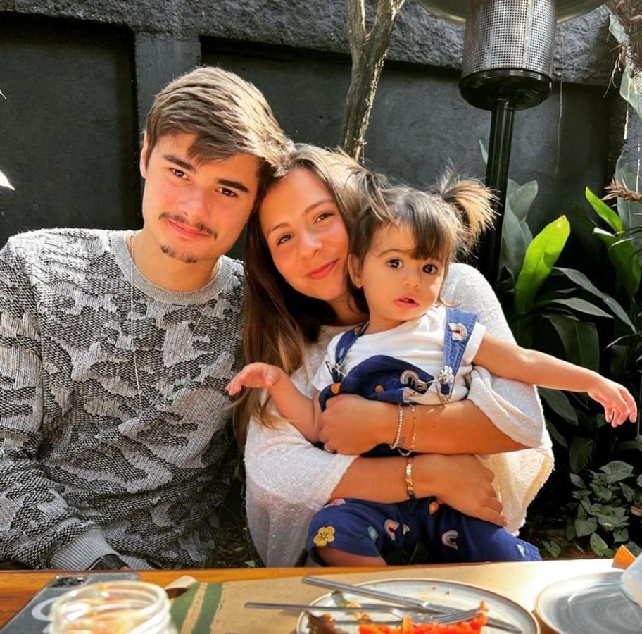 João Assunção, o primogênito de Fábio Assunção, com a namorada e sua irmã caçula 