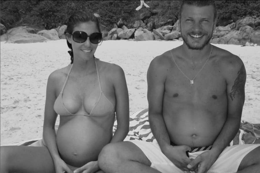 Na praia, Fernanda Lima exibiu o barrigão de grávida de fora ao lado de Rodrigo Hilbert