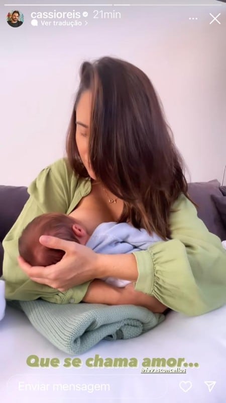 A atriz Fernanda Vasconcellos amamentando o bebê