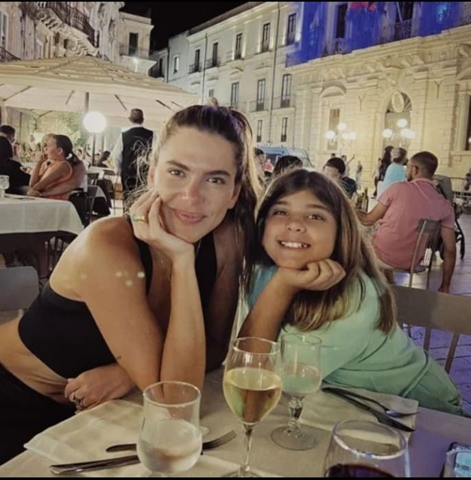 Sofia, daughter of Grazi Massafera and Cauã, having fun with her stepmother on the trip