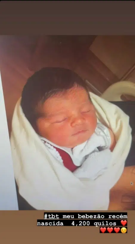Grazi Massafera publica foto da filha com Cauã Reymond recém-nascida