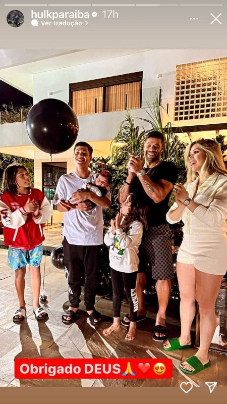 Hulk Paraíba com a esposa e os quatro filhos comemorando seu aniversário, em casa