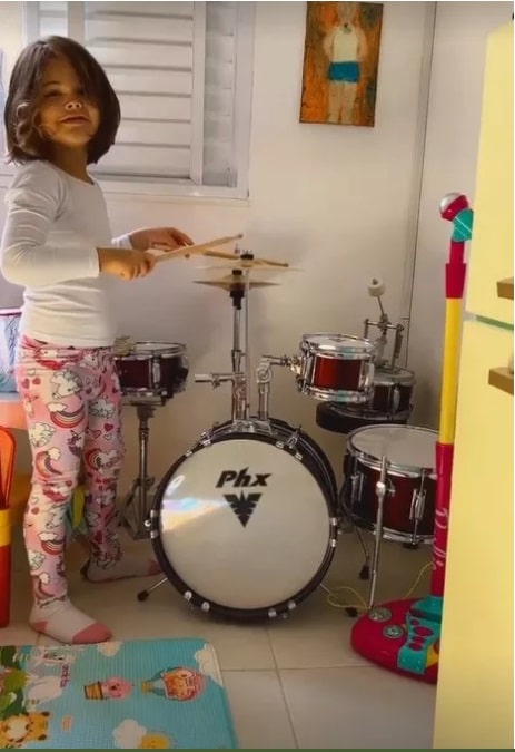José Loreto mostra a filha com Débora Nascimento tocando bateria e impressiona
