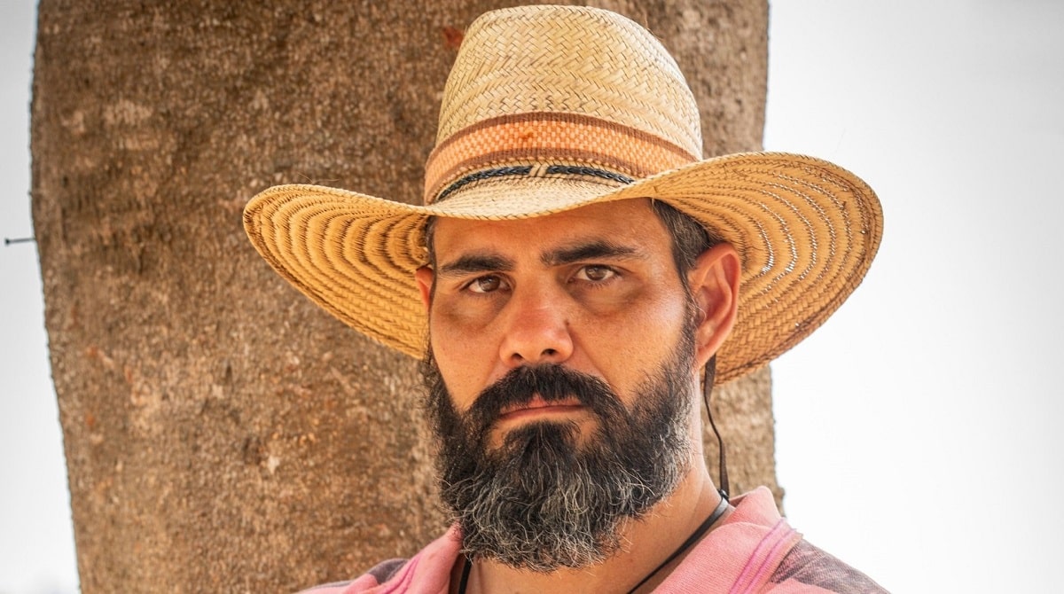 Juliano Cazarré se emocionar ao falar que sua bebê saiu UTI e foi para o quarto