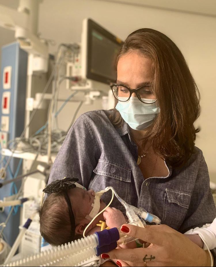 Giuliano Cazari muestra al recién nacido con su esposa y los orificios de ventilación