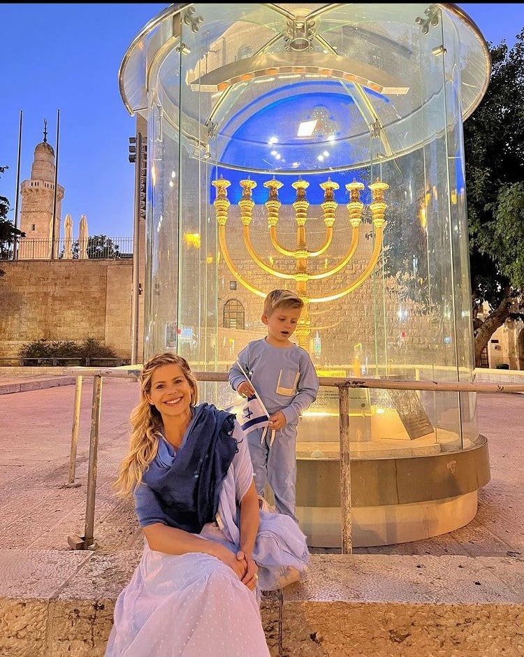 Karina Bacchi posa com o filho em Jerusalém