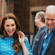 Filha de Kate Middleton surge com o pai e impressiona
