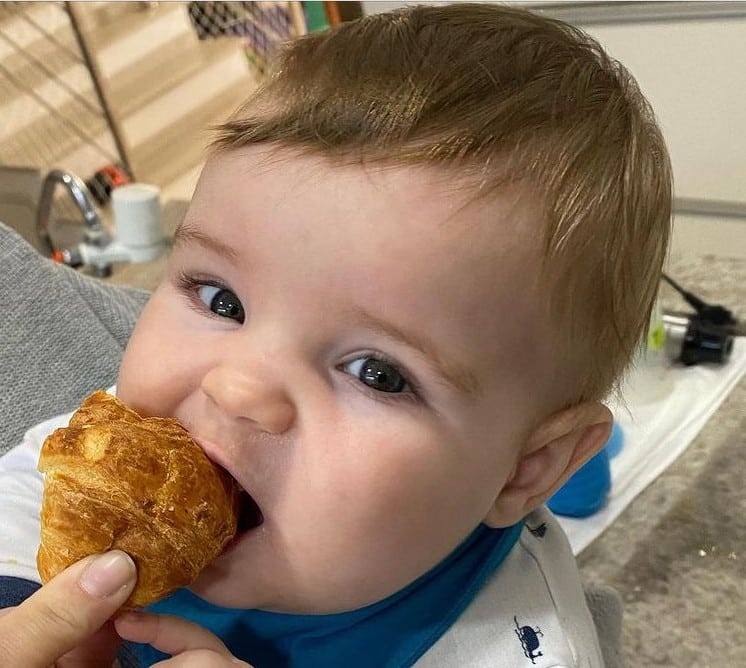 Bebê de Kayky Brito posa comendo croissant