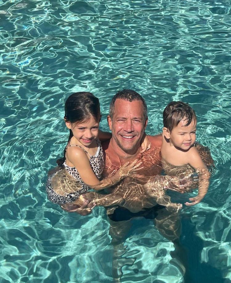 Malvino Salvador e os filhos na piscina de hotel em Paraty
