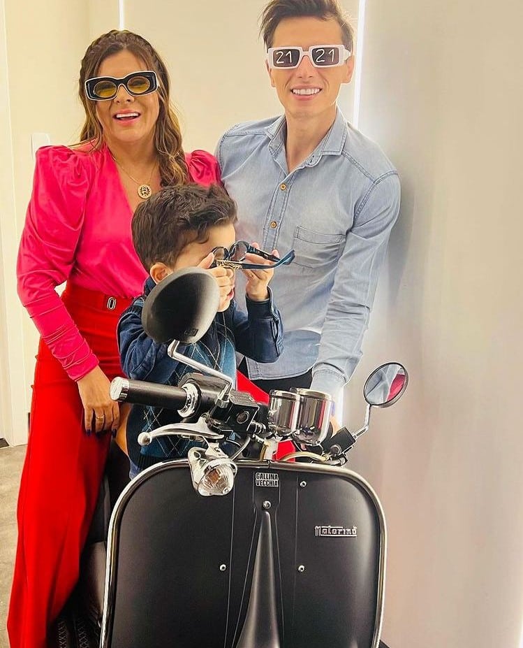 Mara Maravilha posa com Gabriel Torres e o filho