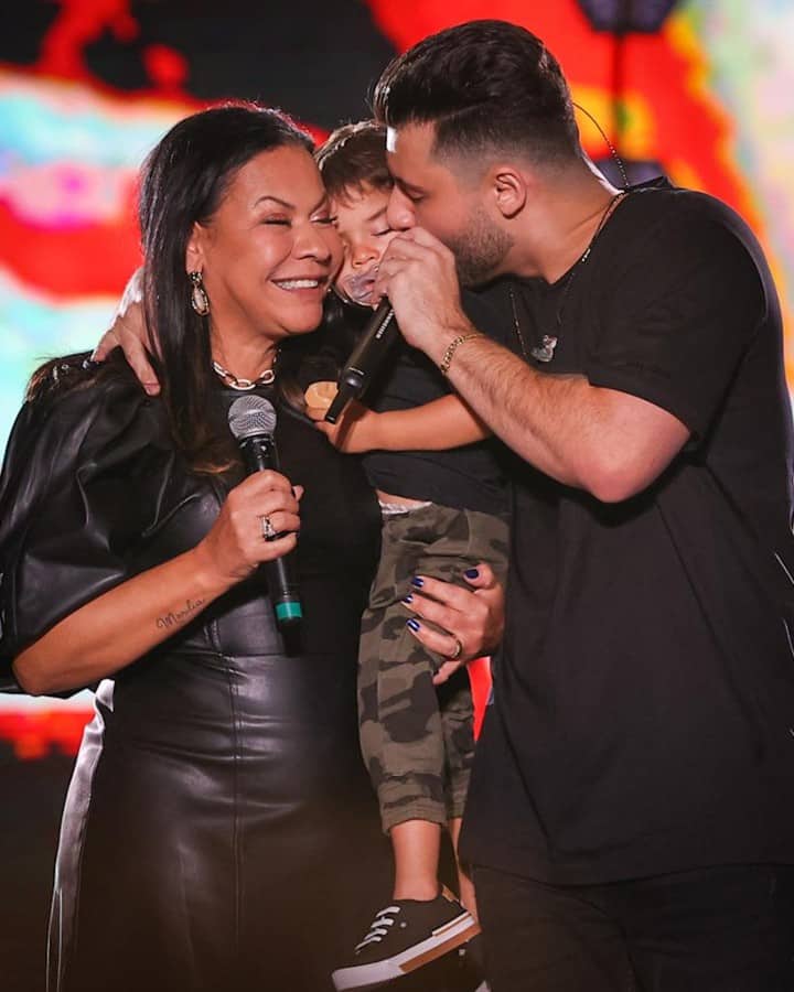 O cantor Murilo Huff recebeu seu filho com Marília Mendonça no palco