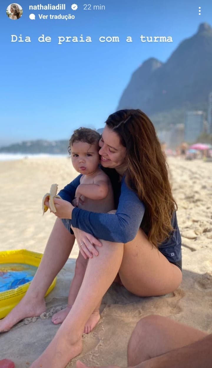 Nathalia Dill posa com a filha em passeio na praia