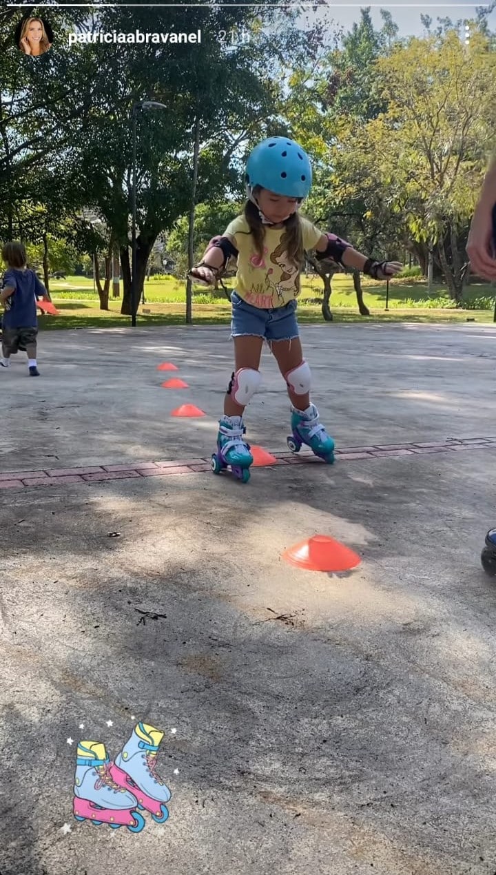 Filha de Patrícia Abravanel surge aprendendo a patinar