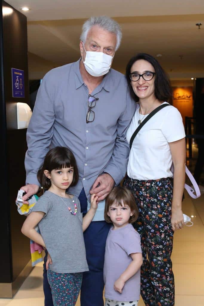 Pedro Bial posa com as filhas e a esposa no cinema