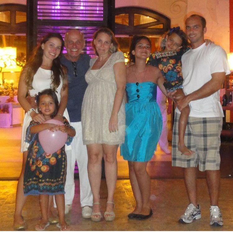 Foto rara mostra Ricardo Boechat com os seis filhos
