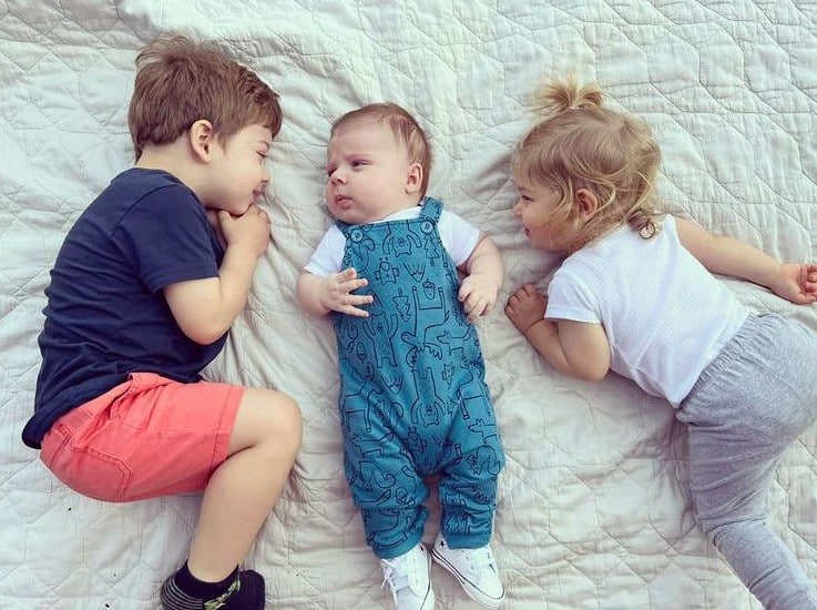 Sabrina Petraglia mostra os três filhos juntos