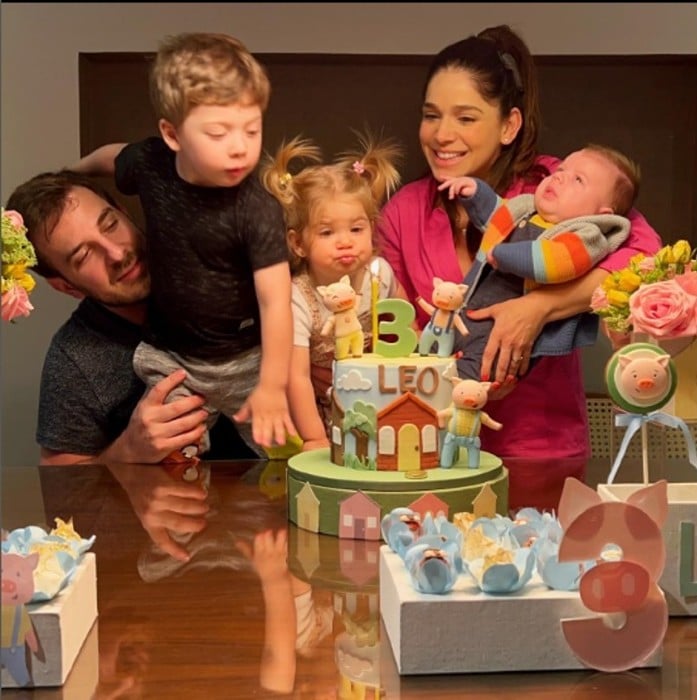 A atriz Sabrina Petraglia com o marido e os filhos comemorando os três meses do bebê 