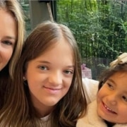 Ticiane Pinheiro publica registro com as duas filhas em viagem de férias surpreende